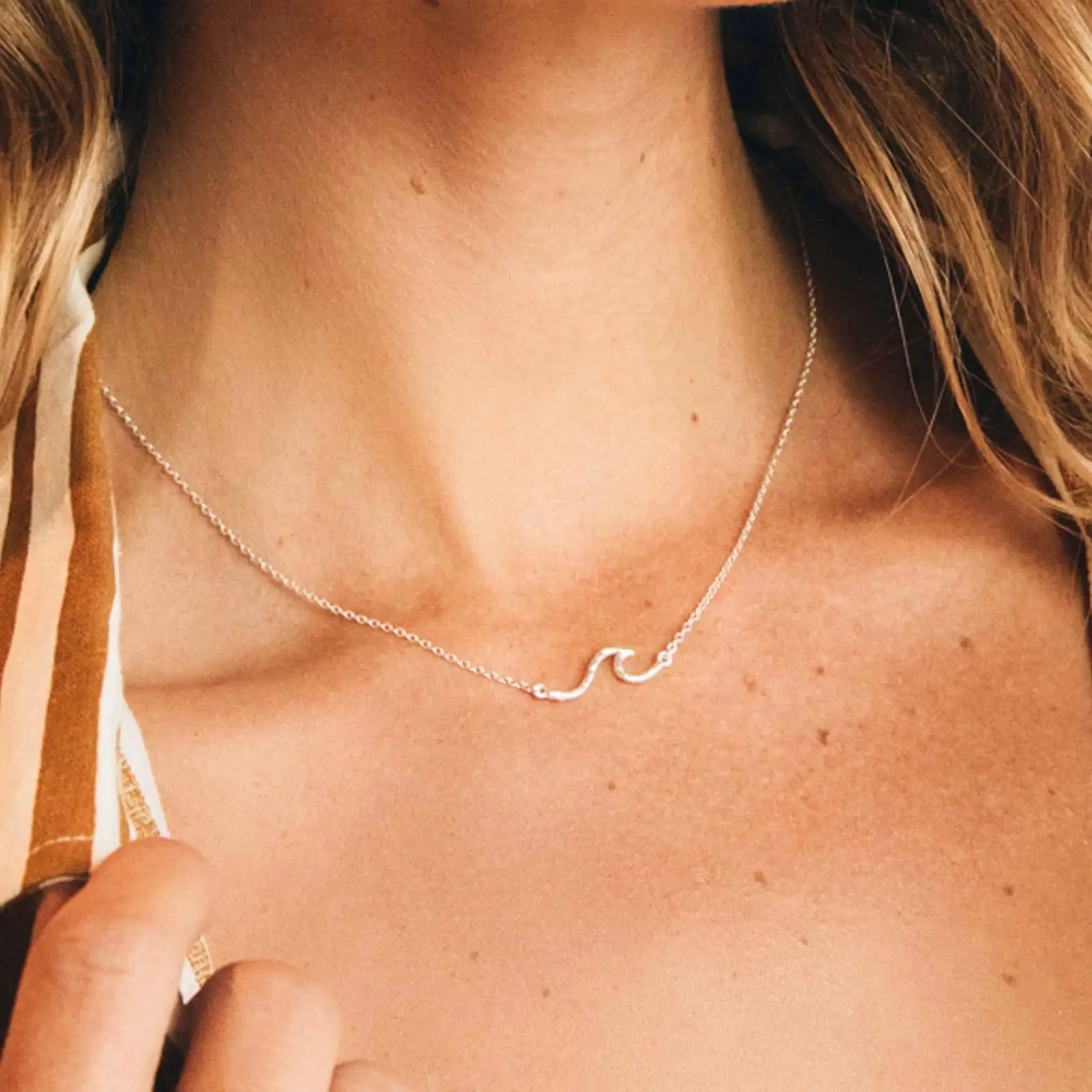 Asri Hammered Wave Necklace